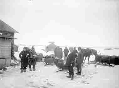 En grupp väntande personer på gårdsplanen i Övre Soppero den 20 mars 1913.