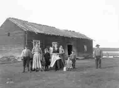 Grupp på gårdsplan till den hundra år gamla gården i Junosuando. Foto från år 1914.