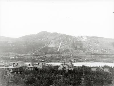 Kirunavaara med Bolagshotellet och en del av ¨Gula raden¨ sett från klockstapeln våren 1907.