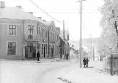 Motiv från 1914,med Cederqvists hus i förgrunden, vid den dåvarande Hantverkargatan,  numera sträckningen från Vänortstorget till Seger Svanbergsgatan. Kiirunavaara i bakgrunden.