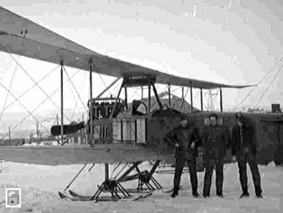 Flygplan, modell "dubbeldeckare" på Luossajärvis snötäckta is