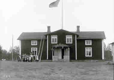 Lekande barn utanför nya arbetsstugan i Korpilombolo år 1913.