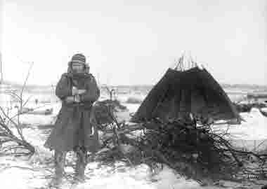 Samekvinna från Karesuando vid sin kåta i april 1925.