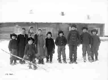 Barn i Jukkasjärvi den 11 november 1913. Gossen som står längst fram och håller i en skida, är Allan Häggroth, 4 år. 