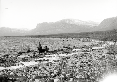 Neitapakte,i förgrunden två kvinnor i en båt.6/10-1915