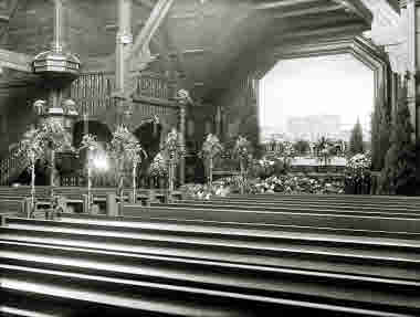 Blomsterprakt inför Hjalmar Lundbohms begravning i Kiruna kyrka år 1926.