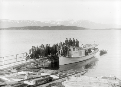 Turistbåten Abisko:passagerare går ombord.