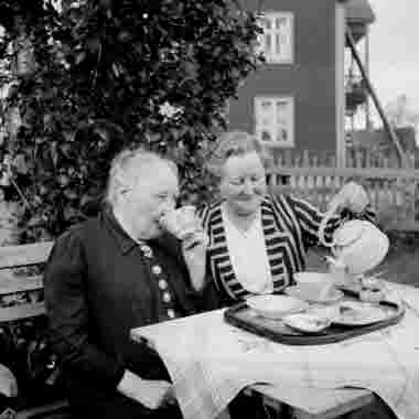 Kaffestund från höger Hanna Dahllöf och antagligen hennes mor