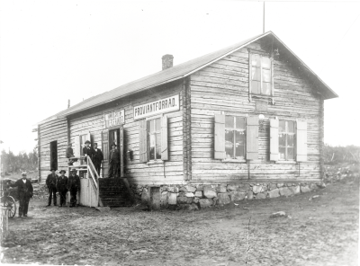 Kirunas första proviantförråd ¨Hannu och Gren¨ 1899. Byggnaden övertogs senare av LKAB och fick då nr B 71.