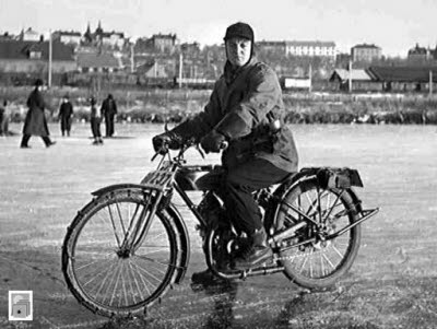 Med motorcykel på Luossajärvis blankis