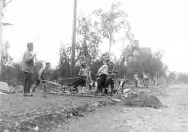 Småpojkslaget i arbete. Bilden är förmodligen tagen under 1920-talet, men första året som LKAB hade sommarjobb för skolpojkar var 1905. 