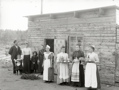 Utanför kafét med färdig kaffebricka år 1901.