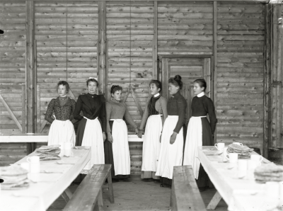 Servitriser på matservering omkring 1905.