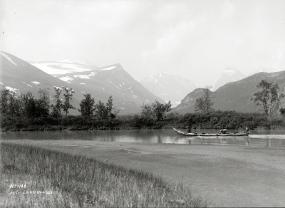 Motiv från Ladtjovagge,toppen av Tuolpagorni och Rullevaara synes.13/7-1914