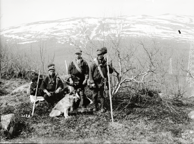 Tre renskötare med hund. till.v.Per Nilsson Huuva.20/6-1927