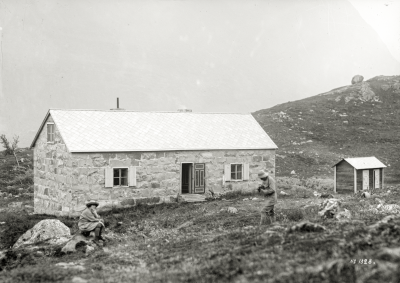 Turiststugan vid Kebnekaise den 23 augusti 1915. Lindholm och ¨Pippi¨framför stugan.