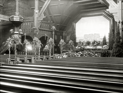 Blomsterprakt inför Hjalmar Lundbohms begravning i Kiruna kyrka år 1926.