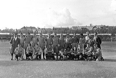 tvåa från höger längst upp Sixten Johansson okänd Gustav Grönlund okänd Allan Bergqvist tvåa från Kiruna Stadslag-Nicholson.Wien 1-13. Sommaren 1930.Nya Idrottsplan höger Sixten Olsson "Skräddaren" från vänster längst ner Acke Strand Vikström Eskil R