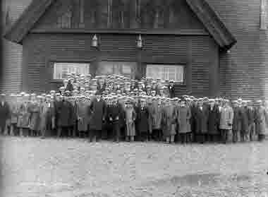 Kirunas manskör samlade utanför Kirunas kyrka midsommarafton 23 juni 1923.