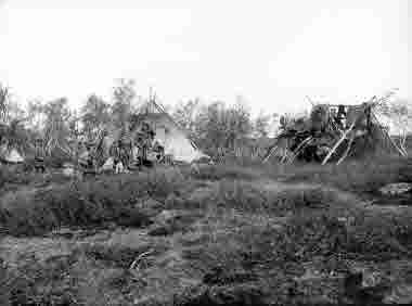 Olof Larsson Inga och hustrun Katarina (Kajsa) med barnen vid sitt boställe i Riipainen år 1901.