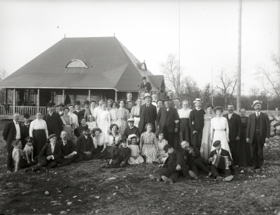 Samling vid Skyttepviljongen 1910.