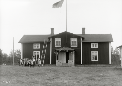 Lekande barn utanför nya arbetsstugan i Korpilombolo år 1913.