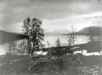 Sameboställe i Polnoviken med Lapporten i bakgrunden den 24 juni 1911.