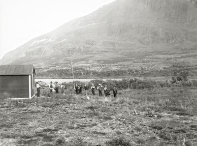 Turister vid Abiskojaure-Stugan.