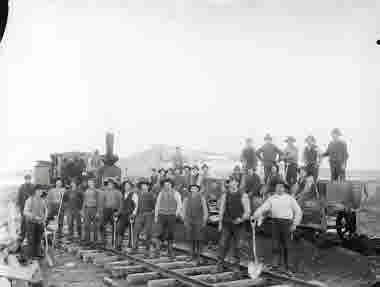 Rallargrupp vid Kiruna stationsområde, våren 1900. Kiirunavaara med Statsrådstoppen i bakgrunden.